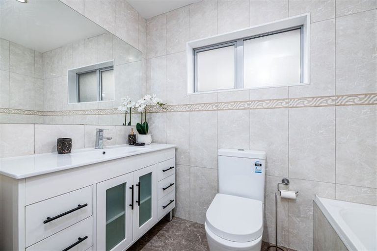 Photo of property in 17 Midhurst Avenue, Henderson, Auckland, 0612