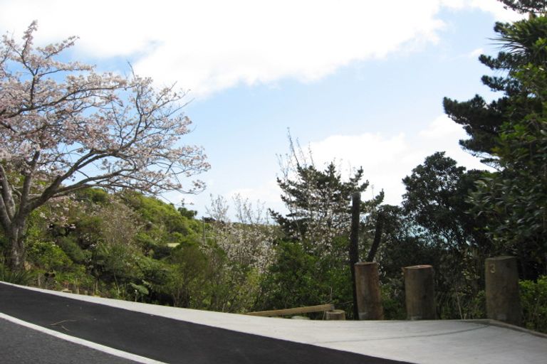 Photo of property in 75 Piha Road, Piha, 0772