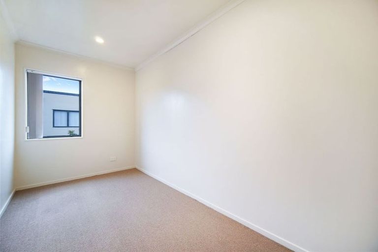 Photo of property in 2/17 Harbour View Road, Te Atatu Peninsula, Auckland, 0610