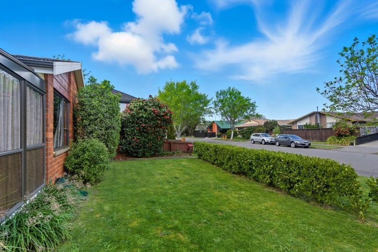 Photo of property in 12 Harkness Place, Avonhead, Christchurch, 8042