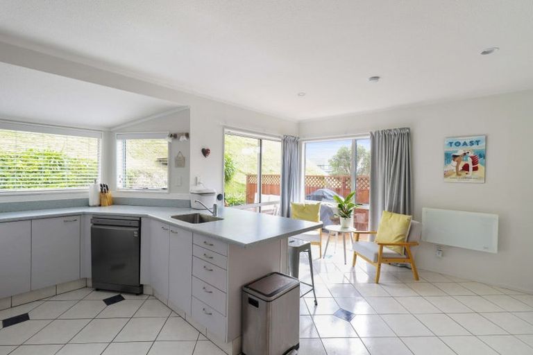 Photo of property in 6 Meadowcroft Grove, Johnsonville, Wellington, 6037