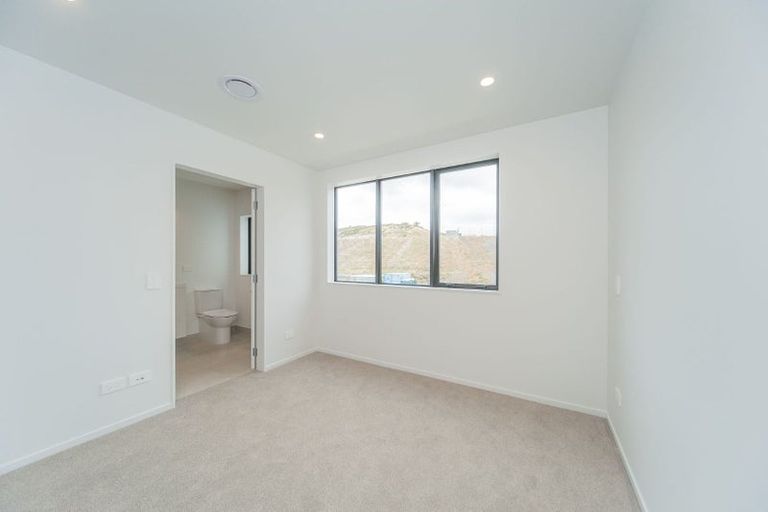 Photo of property in 32 Turtleback Avenue, Whitby, 5024