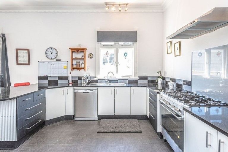 Photo of property in 9 Great North Road, Saint Johns Hill, Whanganui, 4501