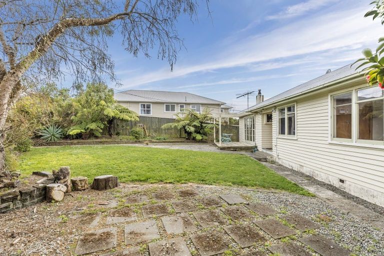 Photo of property in 17 Kereru Bend, Tawa, Wellington, 5028