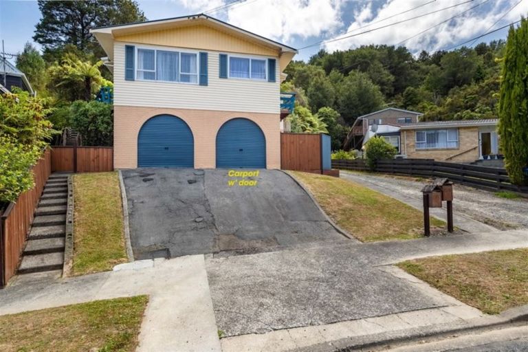 Photo of property in 9 Lowry Crescent, Stokes Valley, Lower Hutt, 5019