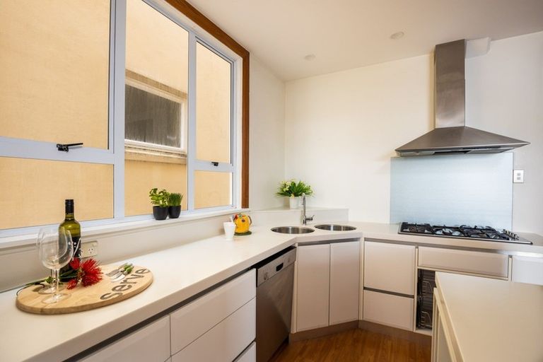 Photo of property in Devonport Apartments, 4/127 Saint Aubyn Street, New Plymouth, 4310