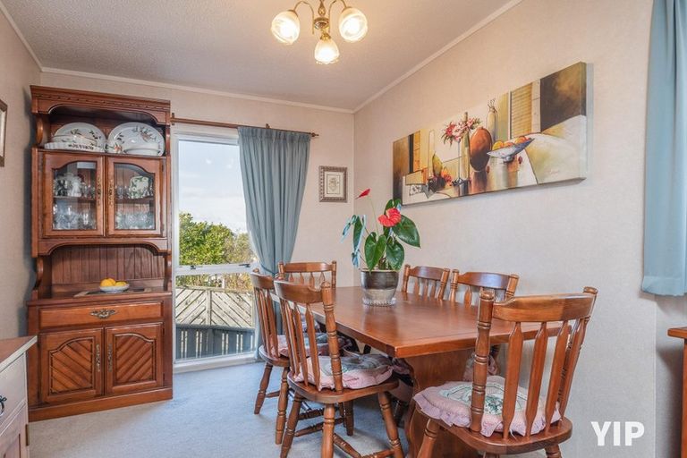 Photo of property in 7 Cheltenham Terrace, Newlands, Wellington, 6037