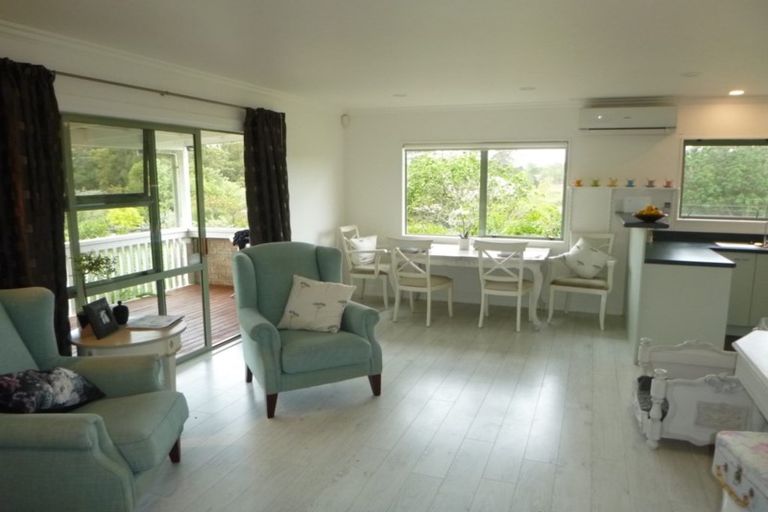 Photo of property in 83 Tawa Road, Kumeu, 0891