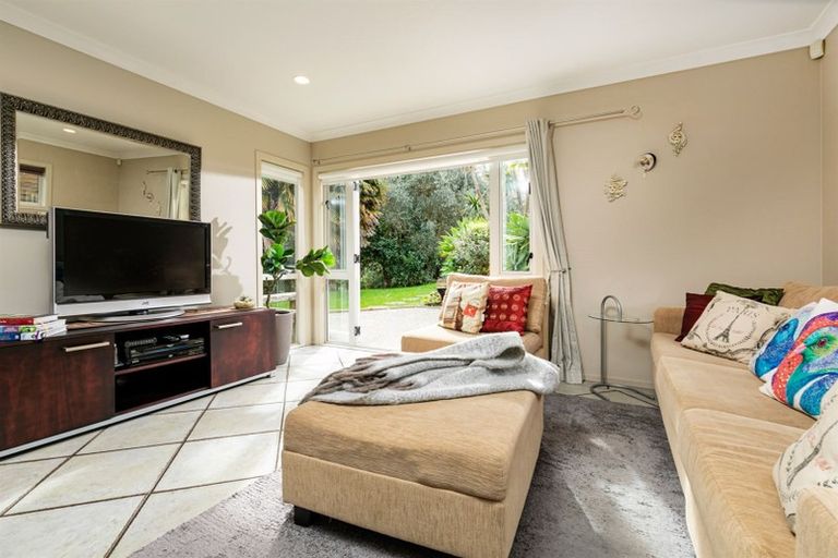 Photo of property in 28 Admirals Court Drive, Greenhithe, Auckland, 0632