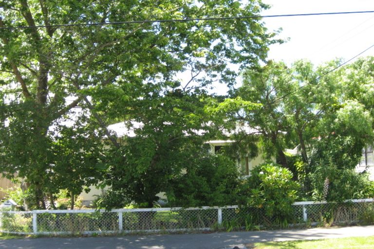Photo of property in 12 Woodville Street, Edgeware, Christchurch, 8013