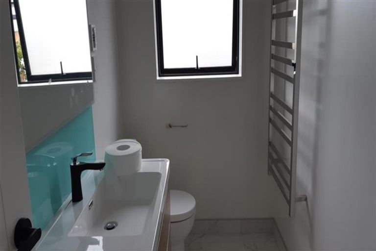 Photo of property in 7c Holland Avenue, Point England, Auckland, 1072