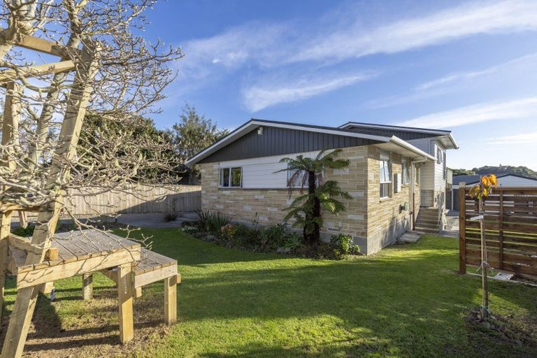 Photo of property in 43 Kaitawa Crescent, Paraparaumu, 5032