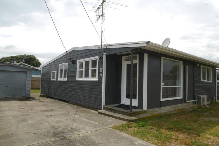 Photo of property in 17 Hemara Street, Waikanae Beach, Waikanae, 5036