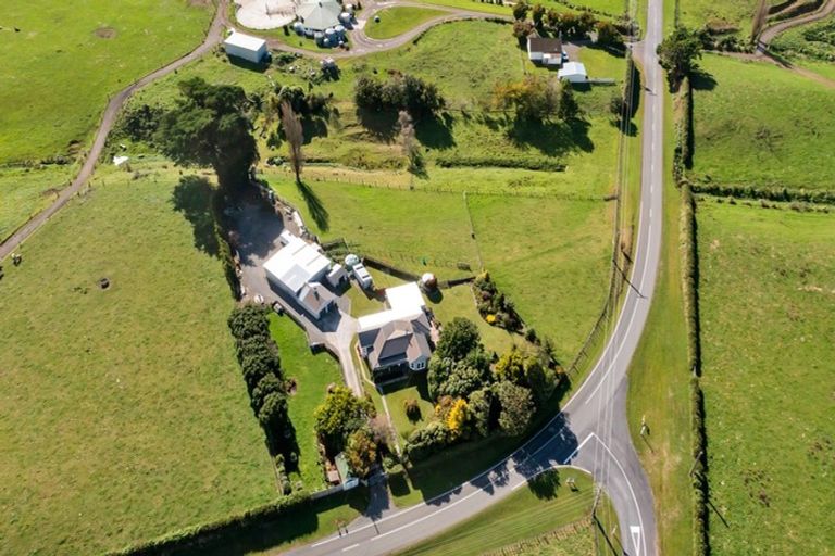 Photo of property in 733 Rawhitiroa Road, Rawhitiroa, Eltham, 4398