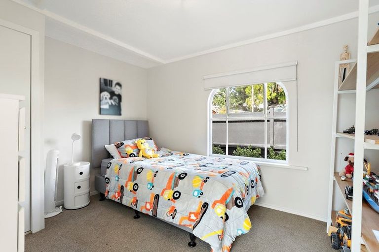 Photo of property in 1/75 Atkinson Road, Titirangi, Auckland, 0604