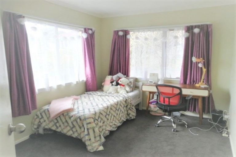 Photo of property in 10a Marie Crescent, Te Atatu South, Auckland, 0610