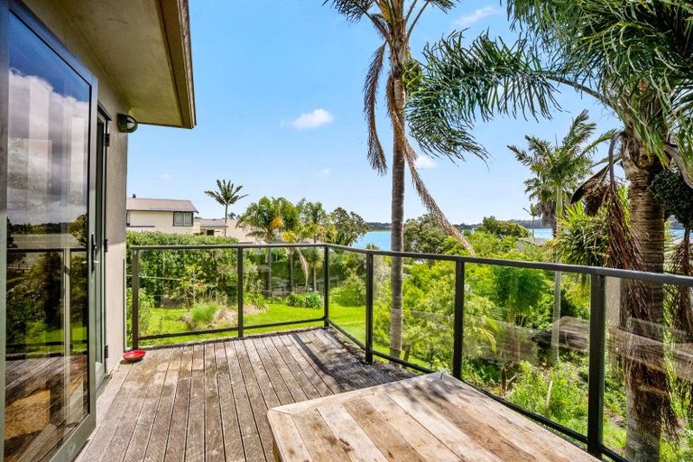 Photo of property in 4 Twin Wharf Road, Herald Island, Auckland, 0618