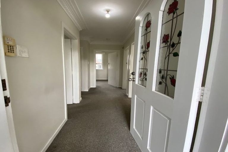 Photo of property in 27 Royal View Road, Te Atatu South, Auckland, 0610