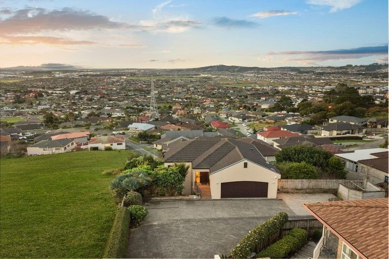 Photo of property in 132 Redoubt Road, Goodwood Heights, Auckland, 2105