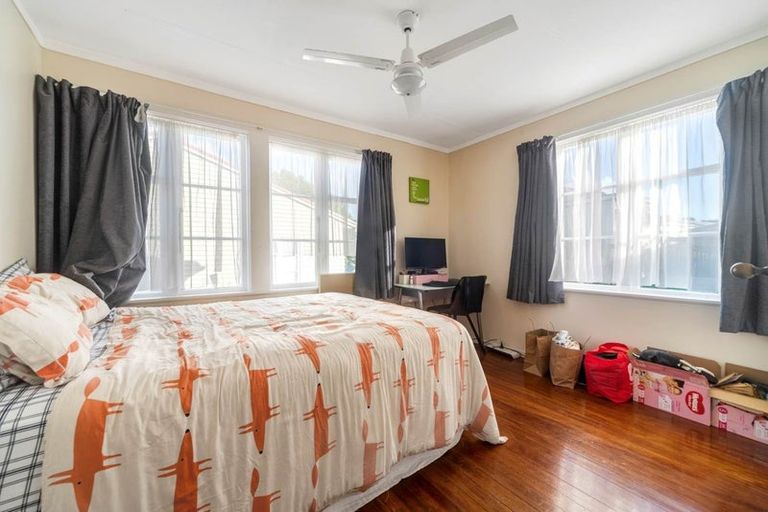 Photo of property in 1 Edmonton Avenue, Onehunga, Auckland, 1061