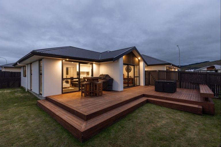 Photo of property in 2 Corsica Court, Fitzherbert, Palmerston North, 4410