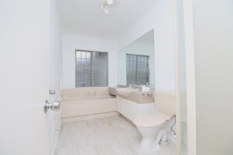 Photo of property in 2/49 Ribbonwood Crescent, Goodwood Heights, Auckland, 2105