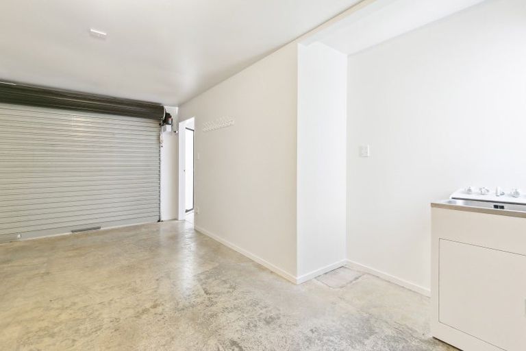 Photo of property in 7b Lyndfield Lane, Newlands, Wellington, 6037