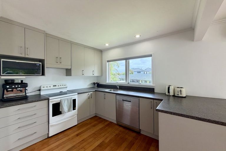 Photo of property in 2/7 Knightsbridge Drive, Forrest Hill, Auckland, 0620