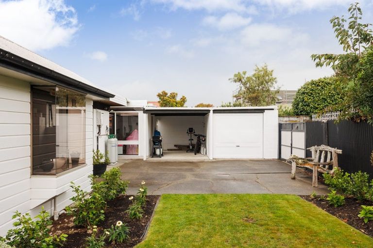 Photo of property in 11 Chilton Grove, Hokowhitu, Palmerston North, 4410