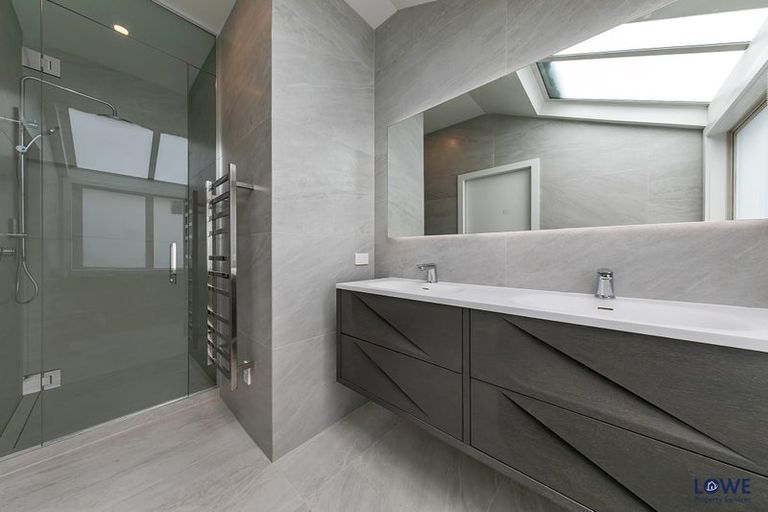 Photo of property in 1/2 Hauraki Road, Hauraki, Auckland, 0622