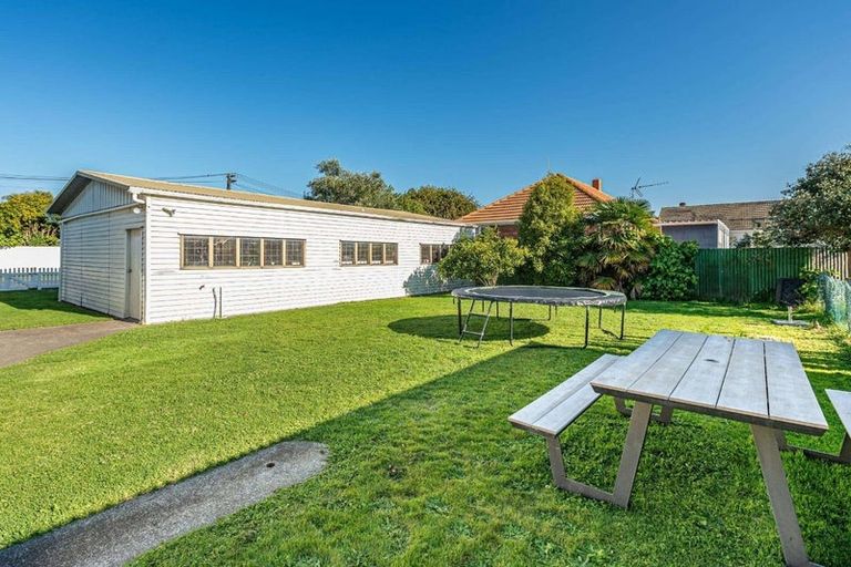 Photo of property in 24 Selwyn Crescent, College Estate, Whanganui, 4500
