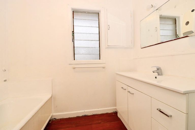 Photo of property in 17 Clevedon Road, Papakura, 2110