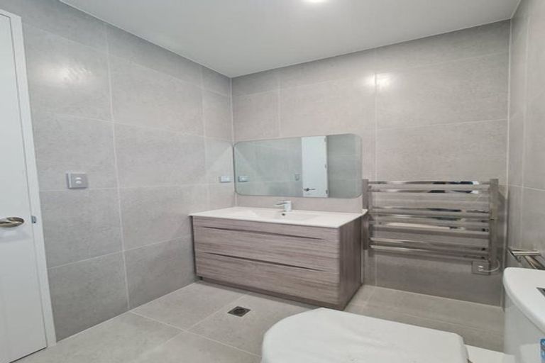 Photo of property in 2/532 Glenfield Road, Glenfield, Auckland, 0629