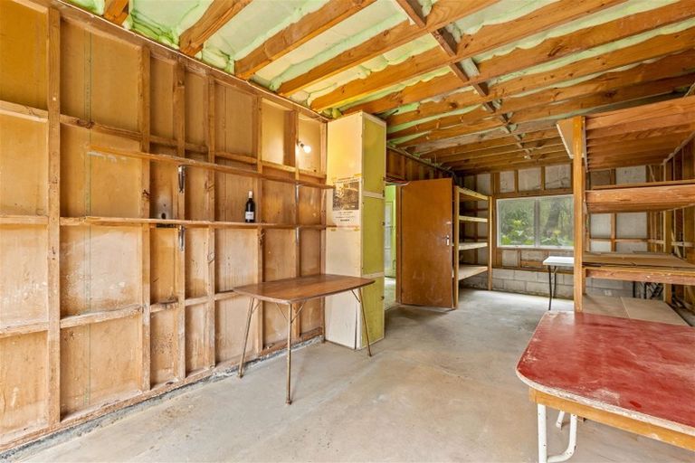 Photo of property in 16 Springside Place, New Lynn, Auckland, 0600