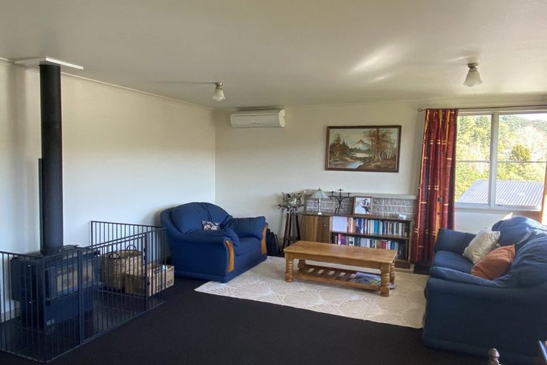 Photo of property in 75 Milton Terrace, Picton, 7220