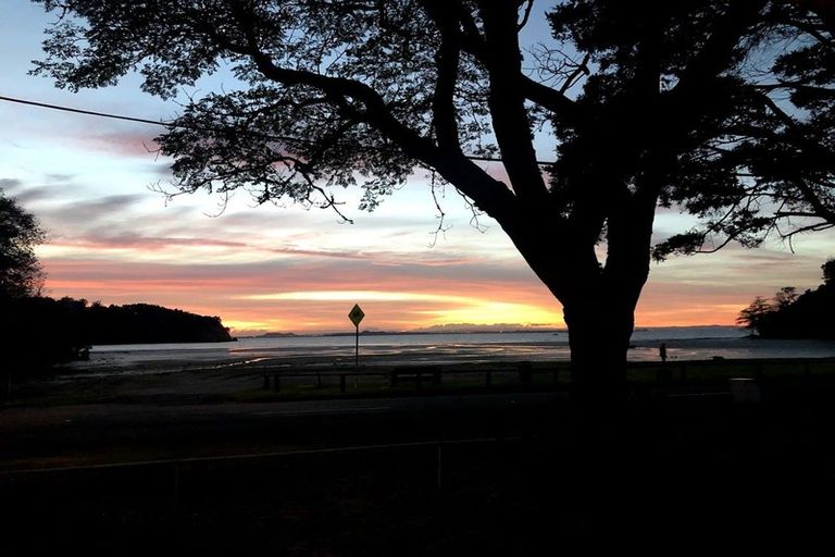 Photo of property in 3 Sandys Parade, Laingholm, Auckland, 0604