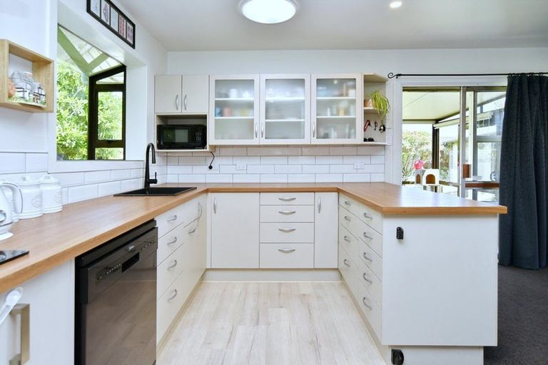 Photo of property in 15 Emlyn Place, Avondale, Christchurch, 8061