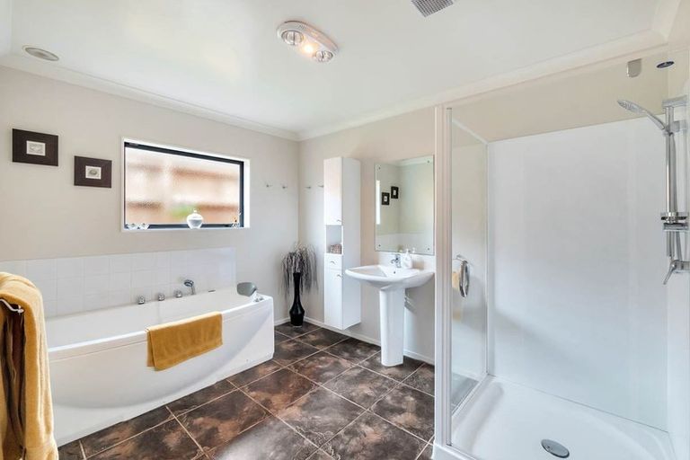 Photo of property in 51 Sapperton Drive, Henderson, Auckland, 0612