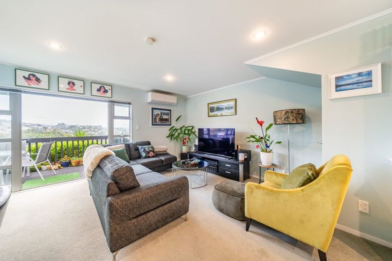 Photo of property in 15 Marjory Close, Broadmeadows, Wellington, 6035