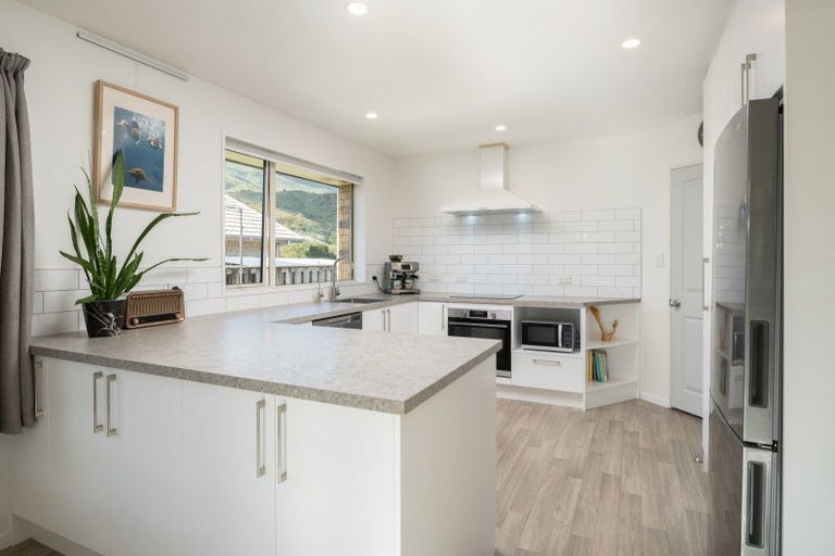 Photo of property in 2 Whitby Close, Waikawa, Picton, 7220