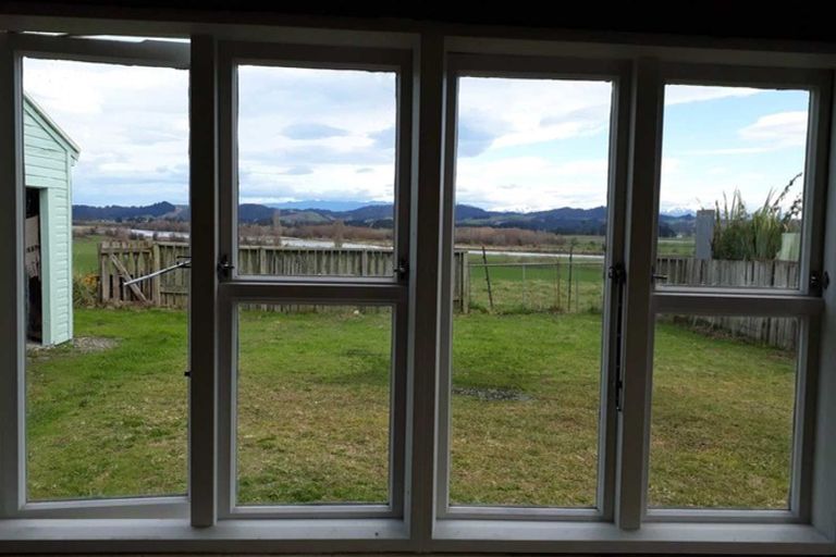 Photo of property in 25 Main Road, Tuatapere, 9620