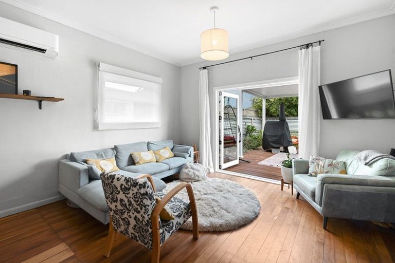 Photo of property in 35 Oxford Street, Fairfield, Hamilton, 3214