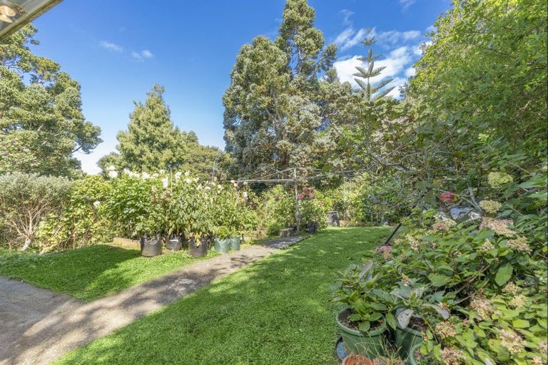 Photo of property in 15 Opou Road, Titirangi, Auckland, 0604