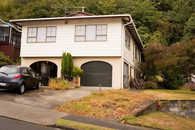 Photo of property in 32 Fyvie Avenue, Tawa, Wellington, 5028