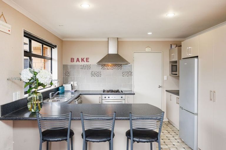 Photo of property in 46 Geneva Terrace, Kelvin Grove, Palmerston North, 4414