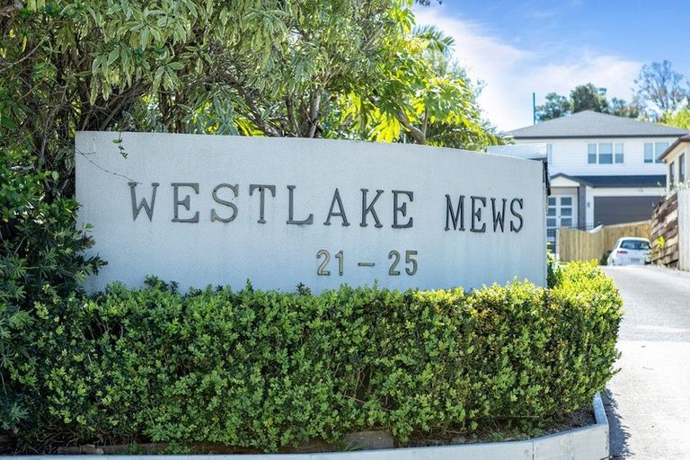 Photo of property in 2/23 Wairau Road, Forrest Hill, Auckland, 0627