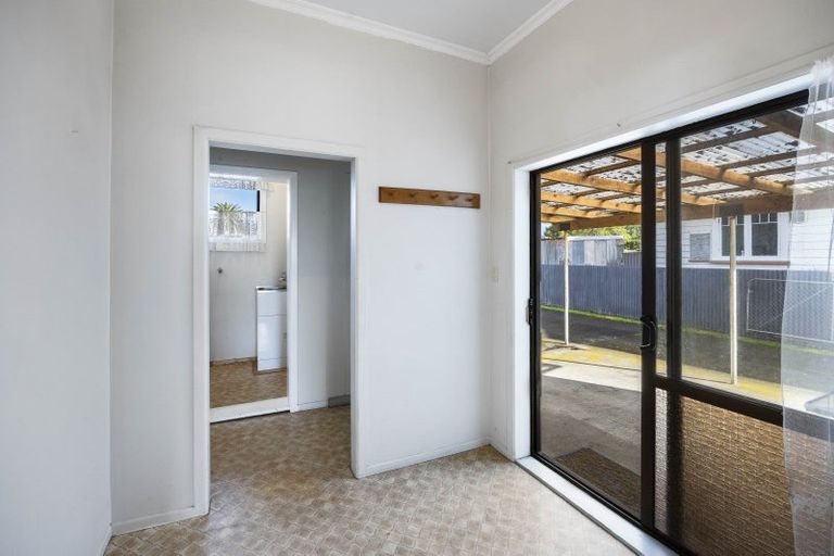 Photo of property in 5 Egmont Street, Hawera, 4610