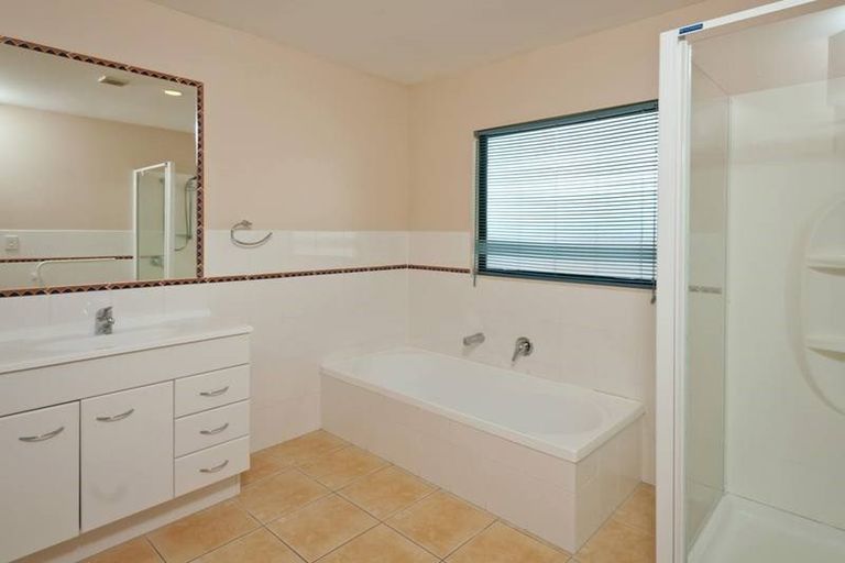 Photo of property in 11 Trotting Terrace, Fairview Heights, Auckland, 0632