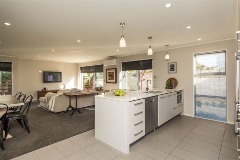 Photo of property in 142 Holly Road, St Albans, Christchurch, 8014