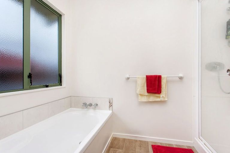 Photo of property in 9a Chilcott Road, Henderson, Auckland, 0612